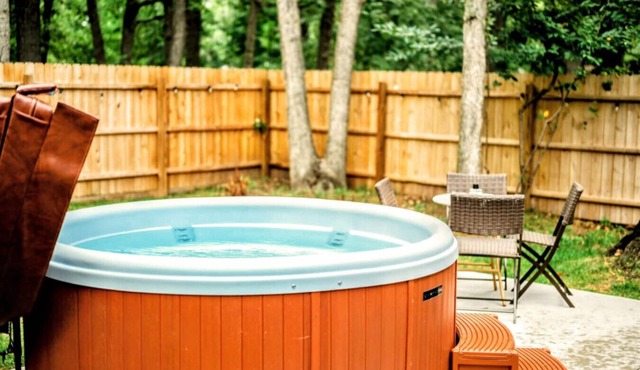 Locally Owned 2BR w/Hot Tub