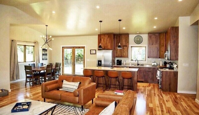 Locally owned family-friendly mountain getaway!