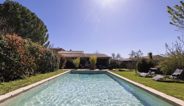 Located 5 minutes from the historic center of Uzès, in a wooded setting with swimming pool.