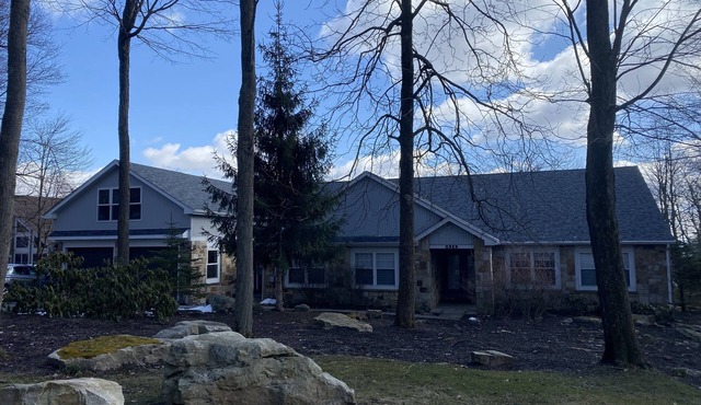 Locate on Hidden Valley Resort close to the ski slopes and Highland Golf Courses