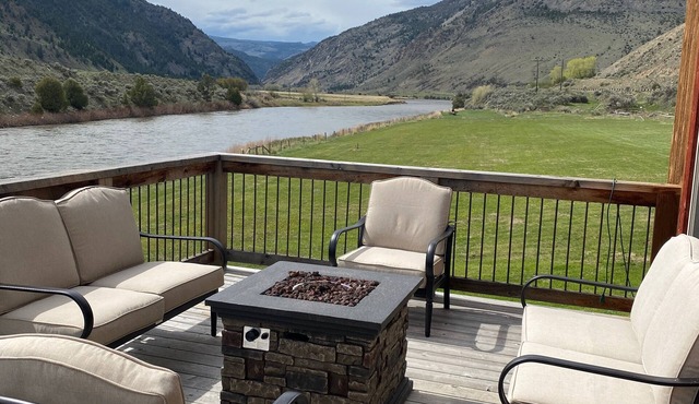 Located 10 miles north of Yellowstone Park.