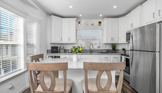 Located 10 mins from the beach! Central Location!