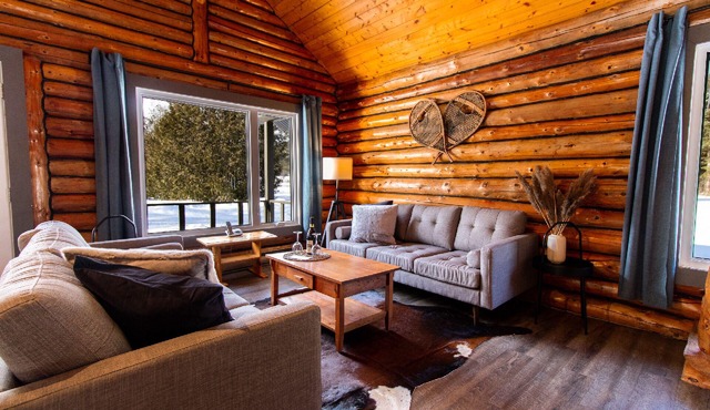 Located 50 minutes from Quebec City, the 4th Road Cottage is bordered by the Ro