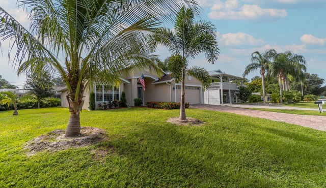 Located 6 miles from 4 major beaches & walking distance to Shamrock Nature Park