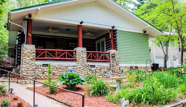 Located AT LAKE JUNALUSKA! Beautiful Log Cabin, Modern Amenities, WIFI, HD TV