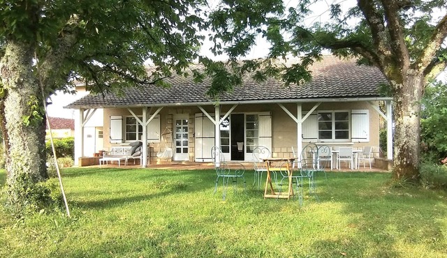 Located between Sarlat and Rocamadour, in a quiet area with a view, 120m² single-storey gîte.