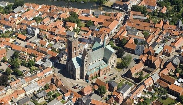 Located centrally in the heart of the old town of Ribe. No need for driving here.