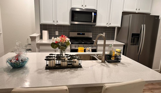 Located close to city and mountains- 2-BR townhome with WiFi and AC