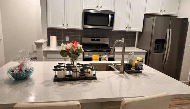Located close to city and mountains- 2-BR townhome with WiFi and AC