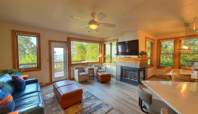 Located directly on Lake Superior, this bright and comfortable condo is ideal for families or groups