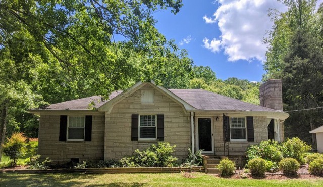 Located directly on Stults Branch and 6 miles from Shoal Creek. Relax here!