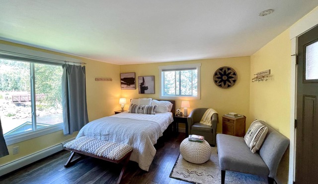 Located directly on the Crystal River