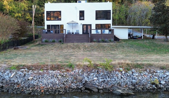 Located directly on the Tennessee River and minutes from downtown Chattanooga!