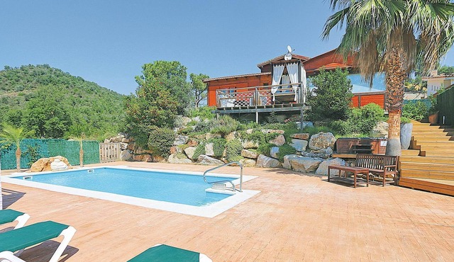Located in Calonge, in the heart of the Costa Brava, this spectacular designer villa is equipped wit