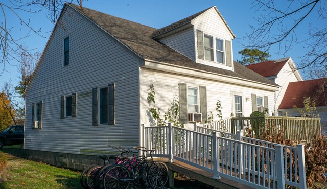 Located In Ewell, Sleeps up to 12 Guests, Pet-friendly, Internet