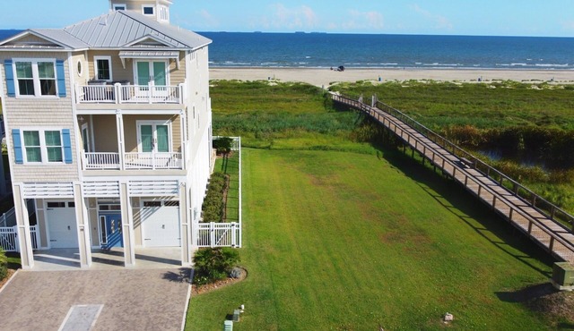 Located in Galveston at Grand Beach │HIGHEST RATED HOUSE │BEACHFRONT │Elevator