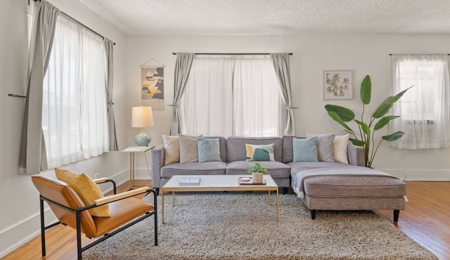 Located in Historic Belmont Heights District - Close to CSULB, Convention Center + Beach 5 minute Drive to 2028 Olympics - Rowing, Volleyball, water Polo and Artistic Swimming 25 minutes to Disneyland 2 minute drive to Colorado Lagoon Sw