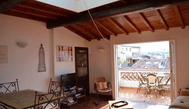Located in old Antibes, 2 steps from shops, sleeps 2 to 3