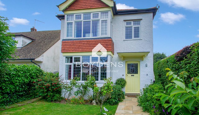 Located in one of the popular Frinton Avenues within walking distance of shops, cafes and beaches