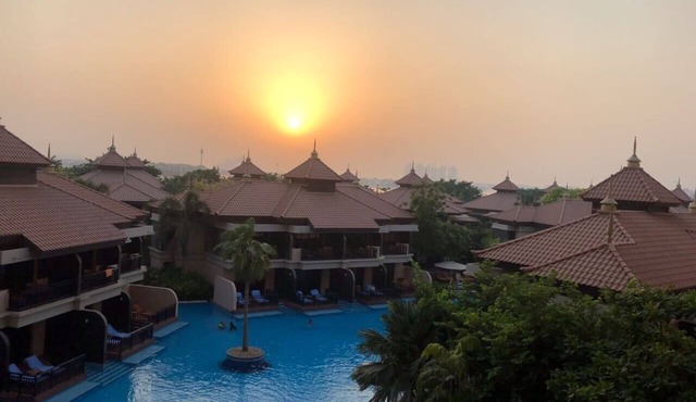 Located in Palm Jumeirah with a stunning view of the lagoon pool