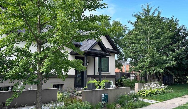 Located in the beautiful town of Dundas near trails, parks and water falls