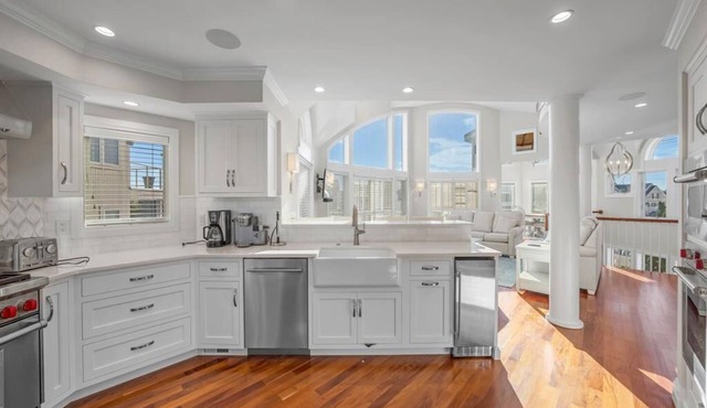 Located in the beautiful south end of Avalon