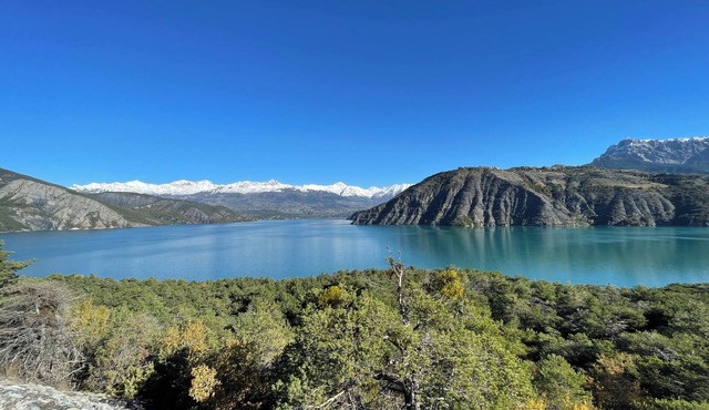Located in the Campig des gorges de la Blanche, gateway to the Lac de serre p.