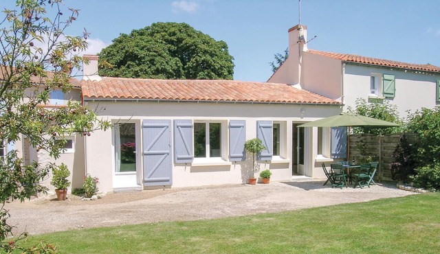 Located in the charming village of La Jonchère, this welcoming vacation home awaits you just ten min