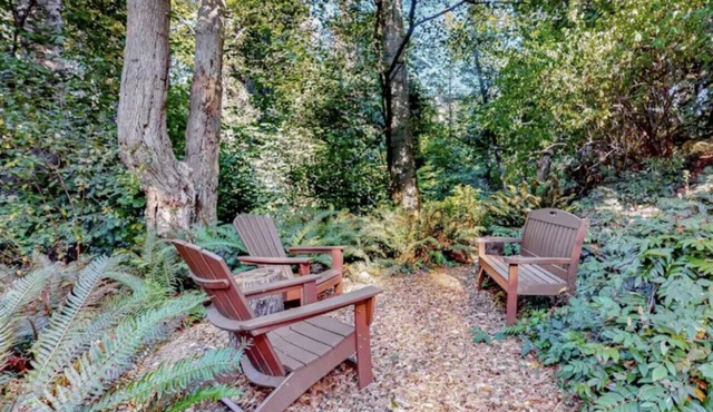 Located in the downtown "Edmonds Bowl", walkable to all the best shops and restaurants