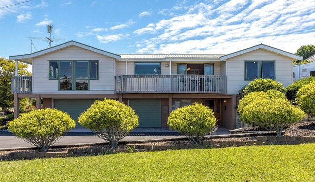 located in the heart of Oneroa, landscaped garden and 5 minute's walk to beach