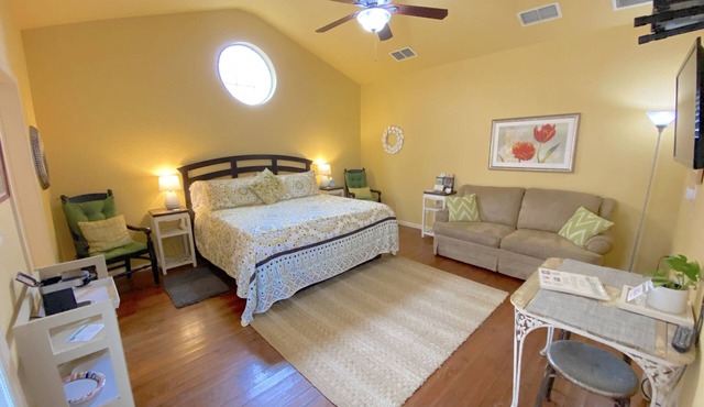 Located In The Heart Of Historic New Braunfels, Comal River & Schlitterbahn