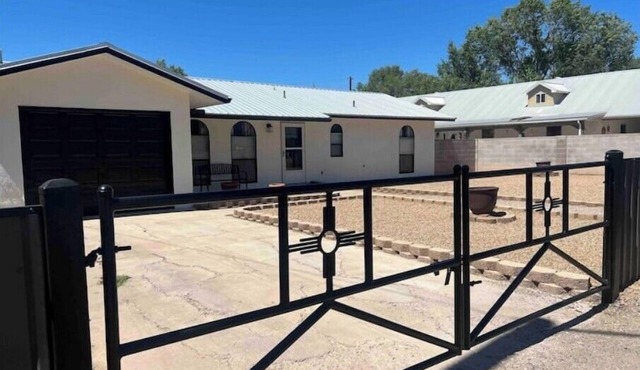 Located in the heart of Albuquerque. Close to old town, easy access to I 40.