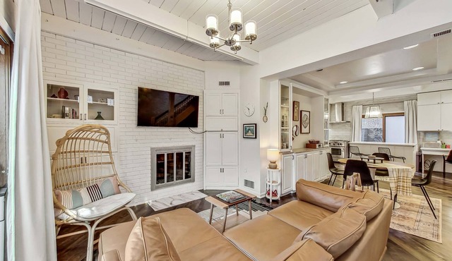 Located in the Heart of Lincoln Park, walking distance to North Ave beach & more