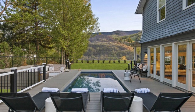 Located in the heart of Hunter, w/direct views of the slopes, walking.