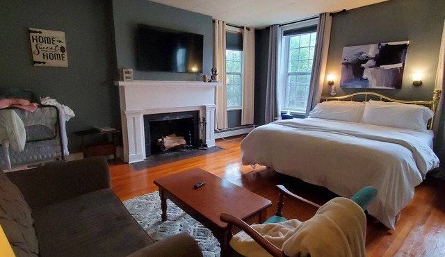 Located in the Historic downtown district, cozy studio, wifi.