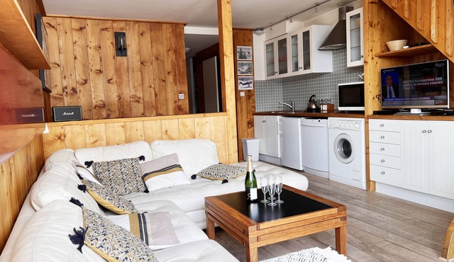 Located in the middle of the ski resort and shops. At the foot of the ski tracks