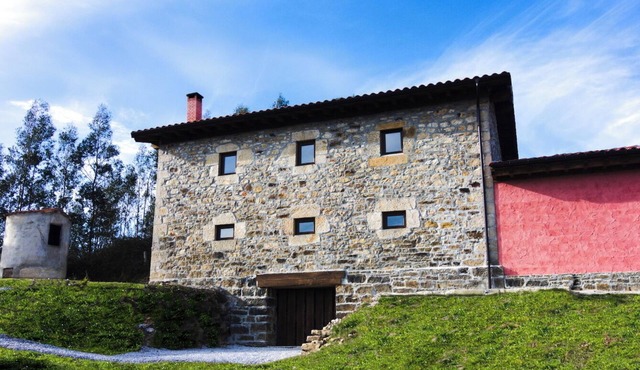 Located in the mountains, in Lierganes and close to the beach. Pets are allowed.