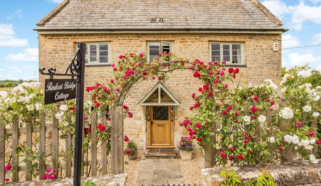 Located in the rural hamlet of Radcot, Oxfordshire, Radcot Bridge Cottage