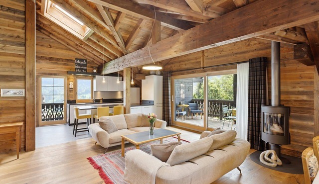 Located in the town of Val d'Illiez, between Troistorrents and Champéry, the Chalet Reine offers a b