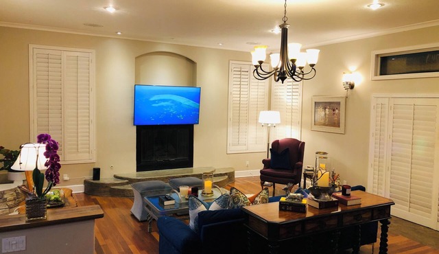 Located in the center of Great Los Angeles with 6 Bedrooms sleeping 12 people