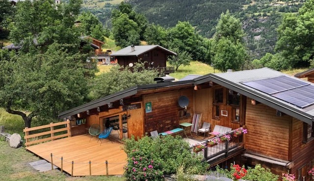 Located less than 2 km from the ski lifts providing access to Arc 2000,