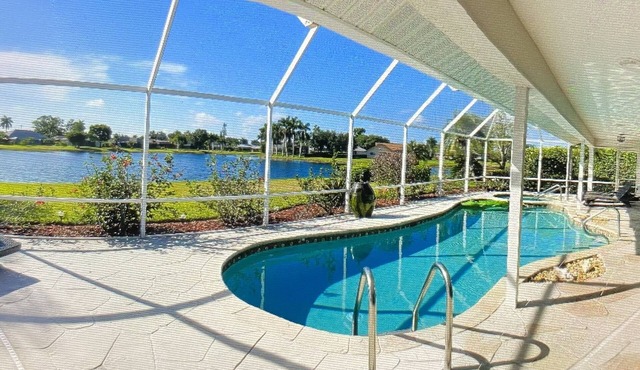 Located near downtown, restaurants and the beach !