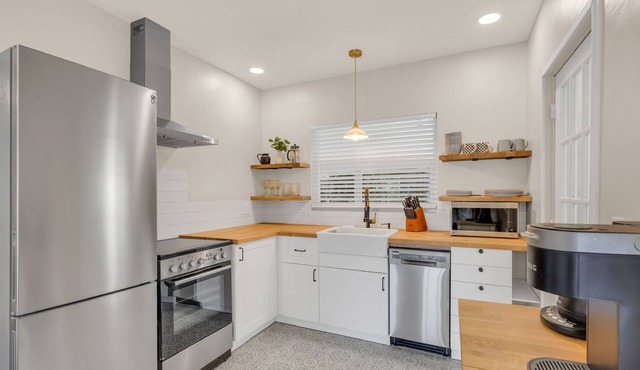 Located near St Pete beaches, downtown Gulfport and short distance to Tampa