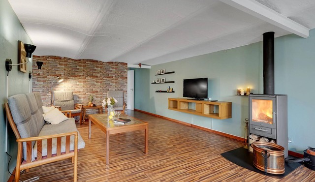Located near the Wadden Sea, this country house with large grounds welcomes you.