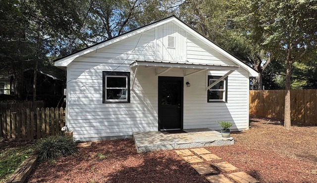 Located near UGA, Normaltown, & Downtown Athens. Charming 2-bed cottage w/AC.