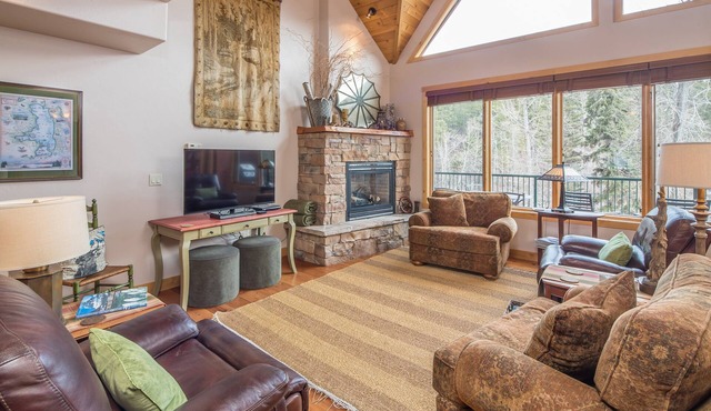 Located on the banks of the Swan River in Downtown Bigfork w/central AC - Chickadee Chalet