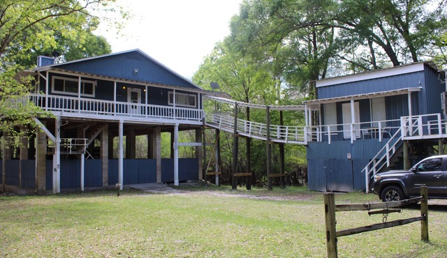 Located on the Santa Fe River perfect for boating & tubing on the Ichetucknee.