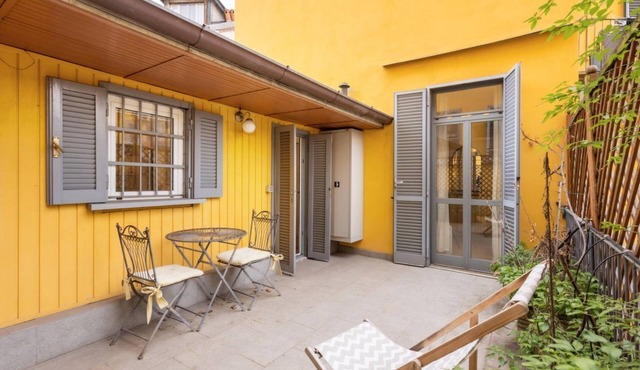 Located on the second floor of a typical Milanese condominium, this two-room apartment combines comfort and contemporary style. The flat features a fully equipped kitchen, ideal for those who love to cook and host. You will find a hob, oven, fridge, dish