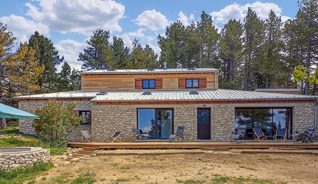 Located on the southern slope of Mont Ventoux, at an altitude of 1450 meters, this large charlet wel