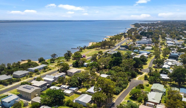 Located one street back from Lake Victoria 100m from the playground and shops